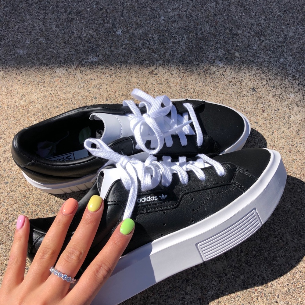 NWT ADIDAS SLEEK SNEAKERS BLACK